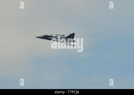 Singapur - Feb 10, 2018. Saab JAS 39 Gripen der Royal Thai Air Force (RTAF) Fliegen für die Anzeige in Changi, Singapur. Stockfoto