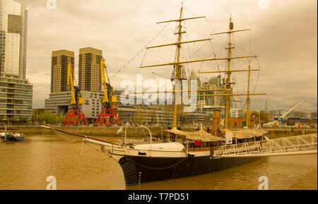 BUENOS AIRES, Argentinien - 1. Oktober: Fregatte am Dock in Puerto Madero angedockt. Schiff bei Nacht in Buenos Aires. Argentinien Stockfoto