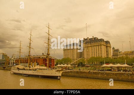 BUENOS AIRES, Argentinien - 1. Oktober: Fregatte Präsident Sarmiento angedockt am Dock in Puerto Madero. Schiff bei Nacht in Buenos Aires. Argentinien Stockfoto