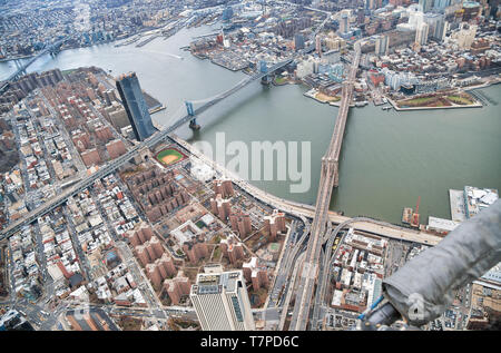 New York City von Hubschrauber. Brooklyn, Manhattan und Williamsburg Brücken mit Manhattan Wolkenkratzer an einem bewölkten Tag. Stockfoto