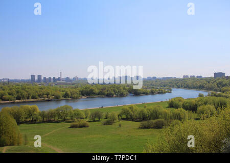 Schöne Landschaft. Blick auf den Fluss. Feder. Viel Grün. blue sky breiten Fluss Stockfoto