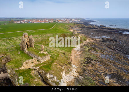 Ein Luftbild von Newark Castle Blick nach unten, um die Küste zu St Monans, Fife, Schottland Stockfoto