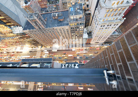 Super Wolkenkratzer in Midtown Manhattan, Luftaufnahme von der Dachterrasse mit Verkehr Überlegungen auf das Gebäude in der Nacht. Stockfoto