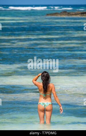 Indonesien, Lombok, pentai Seger Strand, junge Frauen Stockfoto