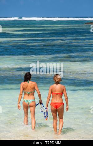 Indonesien, Lombok, pentai Seger Strand, junge Frauen Stockfoto