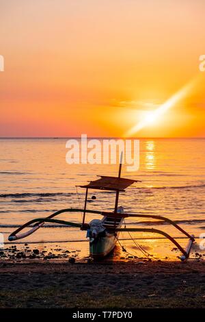 Indonesien, Bali, Norden, Kalibukbuk, Lovina Sonnenuntergang am Strand mit einer Piroge (prahu) Stockfoto