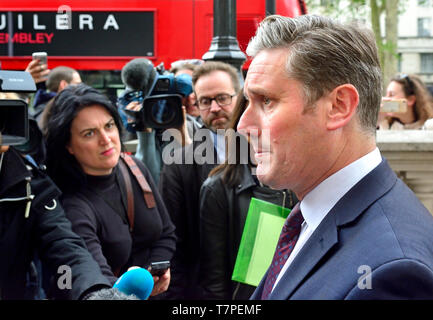 Sir Keir Stramer MP (Labor: Holborn und St. Pancras), dann Shadow Brexit Sekretär, interviewt außerhalb des Kabinettsbüros vor Gesprächen mit der Regierung Stockfoto