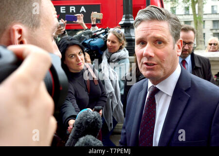 Sir Keir Stramer MP (Labor: Holborn und St. Pancras), dann Shadow Brexit Sekretär, interviewt außerhalb des Kabinettsbüros vor Gesprächen mit der Regierung Stockfoto