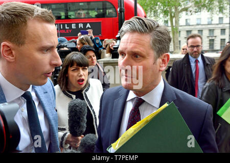 Sir Keir Stramer MP (Lab: Holborn und St Pancras) Shadow Brexit Sekretärin, von Paul Marke (ITV) außerhalb des Cabinet Office befragt, bevor Gespräche wit Stockfoto