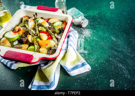 Gegrilltes Gemüse, Grill im Ofen gebacken, mit Kräutern, Olivenöl. Gesunde Ernährung Essen. Veganes Mittagessen. Stockfoto