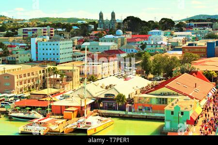 Antenne, stadtbild Blick auf St. John's, der Hauptstadt von Antigua, von der ein Kreuzfahrtschiff im Hafen angedockt. Stockfoto