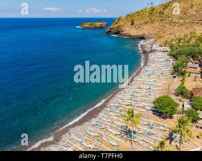 Indonesien, Osten, Amlapura, Bali Amed Küste, selang Strand oder White Sand Beach, traditionellen Fischerbooten oder Jukungs (Luftbild) Stockfoto