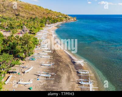 Indonesien, Osten, Amlapura, Bali Amed Küste, selang Strand oder White Sand Beach, traditionellen Fischerbooten oder Jukungs (Luftbild) Stockfoto