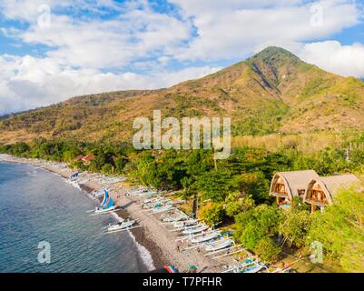 Indonesien, Osten, Amlapura, Bali Amed Küste, selang Strand oder White Sand Beach, traditionellen Fischerbooten oder Jukungs (Luftbild) Stockfoto