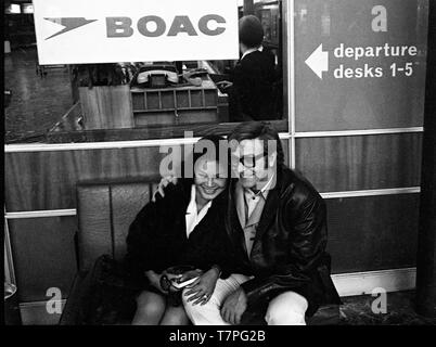 Schauspieler Michael Caine und Begleiter am Londoner Flughafen Heathrow Ende 1969. Foto von Tony Henshaw Stockfoto