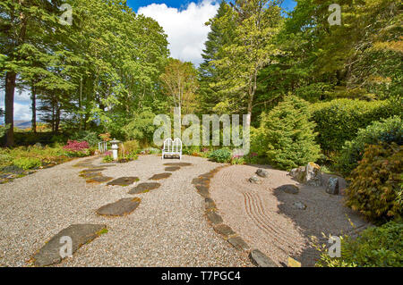 ATTADALE GÄRTEN STRATHCARRON WESTER ROSS SCHOTTLAND IM FRÜHJAHR TRITTSTEINE über die GEHARKTER KIES IN DEN JAPANISCHEN GARTEN. Stockfoto