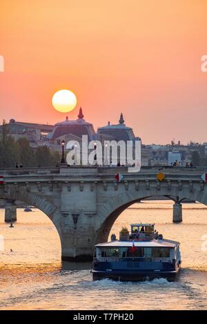 Frankreich, Paris, die Ufer der Seine klassifiziert UNESCO, Riverboat vor dem Carrousel Brücke, das Orsay Museum im Hintergrund Stockfoto