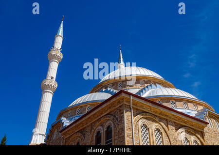 Moschee mit Minarett und Kuppel in Karahayit Stadt mit roten Federn, in der Nähe von Pamukkale, Reiseziel, der Türkei, in der Nähe der Stadt Denizl Stockfoto