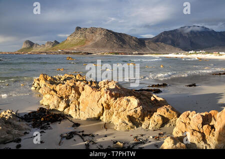 Am frühen Morgen Strand Szene in Pringle Bay mit ruhige See. Beliebt bei Kapstadt Urlauber, die einen ruhigen Dorf am Meer, am Wochenende in der Nähe des Meeres Stockfoto