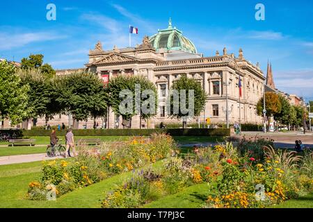 Frankreich, Bas Rhin, Straßburg, Stadtteil Neustadt aus dem Deutschen Zeitraum Altstadt zum Weltkulturerbe der UNESCO, Platz der Republik, Präfektur, National- und Universitätsbibliothek (Bnu) und der reformierten Kirche St. Paul Stockfoto