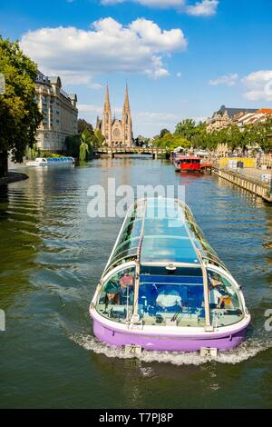 Frankreich, Bas Rhin, Straßburg, Altstadt zum Weltkulturerbe der UNESCO, Fliegen, Boot auf Ill mit St. Paul's Kirche im Hintergrund Stockfoto