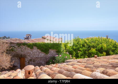 Blick auf das Mittelmeer über die Dächer der malerischen, mittelalterlichen Dorf Eze in Frankreich Stockfoto