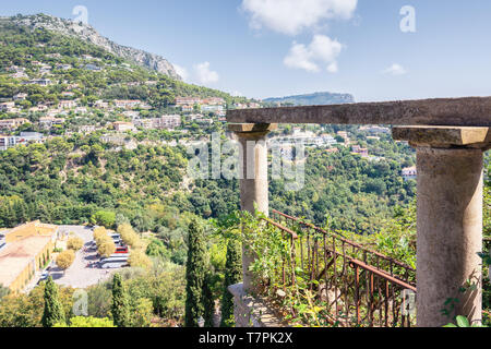 Die französische Dorf Eze an den Flanken von einem Hügel gebaut Stockfoto