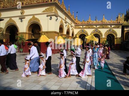 MANDALAY, MYANMAR - Dezember 18. 2015: Novitiation (Noviziat) Zeremonie (Shinbyu) für junge Buddhistische junge Maha Muni Pagode Stockfoto