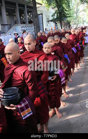 MANDALAY, MYANMAR - Dezember 18. 2015: Prozession buddhistischer Mönche im Kloster Mahagandayon am frühen Morgen Stockfoto