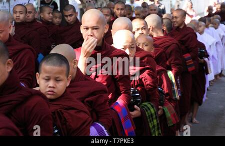 MANDALAY, MYANMAR - Dezember 18. 2015: Prozession buddhistischer Mönche im Kloster Mahagandayon am frühen Morgen Stockfoto