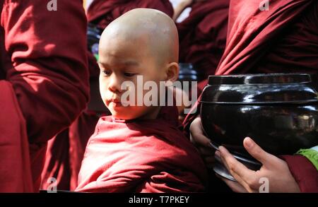 MANDALAY, MYANMAR - Dezember 18. 2015: Prozession buddhistischer Mönche im Kloster Mahagandayon am frühen Morgen Stockfoto