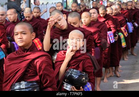 MANDALAY, MYANMAR - Dezember 18. 2015: Prozession buddhistischer Mönche im Kloster Mahagandayon am frühen Morgen Stockfoto