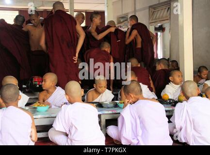 MANDALAY, MYANMAR - Dezember 18. 2015: Buddhistische Mönche in Frühstück in Kloster Mahagandayon Stockfoto