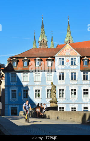 Deutschland, Bayern, Oberfranken, Bamberg, als Weltkulturerbe von der UNESCO, Untere Brucke Brücke (untere Brücke) über die Regnitz mit der Statue der Kaiserin Kunigunde (kunigunde) und der Kathedrale (Dom) Auf der Rückseite Stockfoto