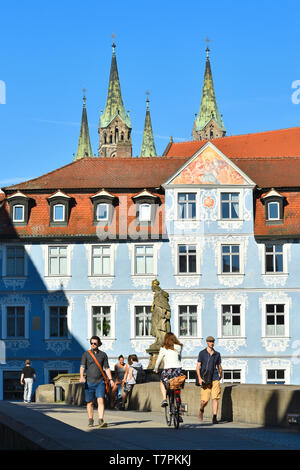 Deutschland, Bayern, Oberfranken, Bamberg, als Weltkulturerbe von der UNESCO, Untere Brucke Brücke (untere Brücke) über die Regnitz mit der Statue der Kaiserin Kunigunde (kunigunde) und der Kathedrale (Dom) Auf der Rückseite Stockfoto