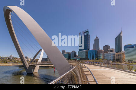 Die futuristische Formen der Fußgängerbrücke Elizabeth's Quay in Perth, Western Australia Stockfoto