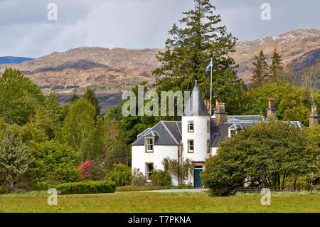 ATTADALE GÄRTEN STRATHCARRON WESTER ROSS SCHOTTLAND IM FRÜHJAHR DAS HAUS MIT BERGEN Stockfoto