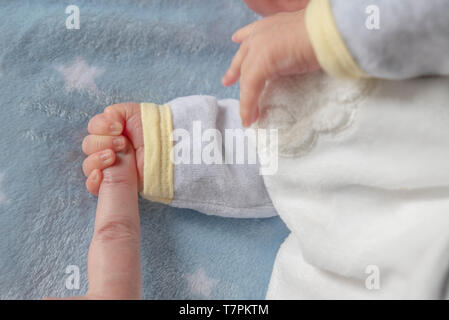 Die Hand des Neugeborenen baby, mutter, Bild mit geringer Tiefenschärfe Stockfoto