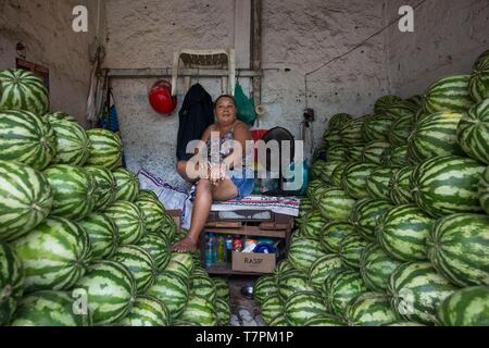 Brasilien, Salvador de Bahia, Sao Joaquim Fair, in seinem Stall Wassermelone Verkäufer Stockfoto