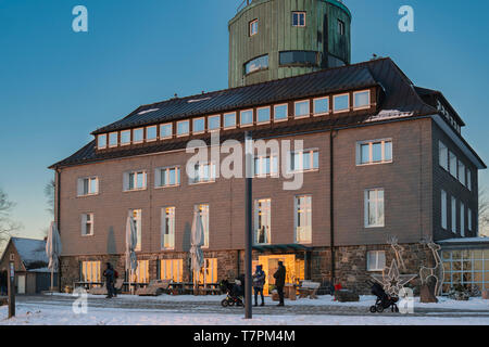 Winterberg, Nordrhein-Westfalen, Deutschland - 2. Januar 2019: An einem verschneiten Wintertag, viele Touristen besuchen Sie den Gipfel des Kahlen Asten. Es i Stockfoto