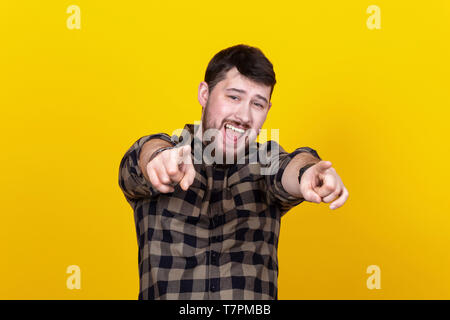 Gut aussehender bärtiger Mann im Viewer auf gelben Hintergrund zeigen Stockfoto