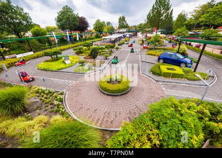 Dänemark, jütland, Billund, Legoland® Billund ist der erste Legoland Park gegründet im Jahr 1968, in der Nähe der Hauptsitze der Lego® (der Begriff Lego aus der dänischen Leg godt Sinne gut spielt) abgeleitet wird, ist es, bestehend aus den folgenden Bereichen: Hier die Fahrschule für Kinder von der Monorail im Miniland gesehen - real animierte Miniaturwelt, Legoredo Town, Imagination Zone, Knights Kingdom, DUPLO Land, Pirate Land, LEGO City, Insel Dino, Fun Town, Adventure Land, LEGO X-Treme, Verkehr, Reich der Pharaonen, Land der Wikinger, Stockfoto