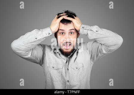 Schreien frustriert Kerl, der seine Haare reißen. Probleme Konzept. Mann mit Problemen bei der Arbeit. Stockfoto