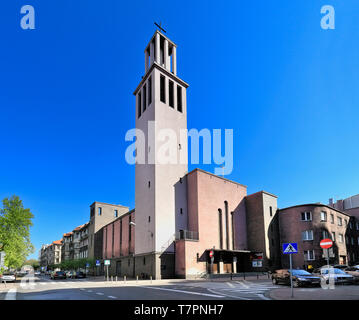 Kattowitz, Schlesien/Polen - 2019/04/18: Frontansicht der Garnisonkirche St. Kazimierz der Prinz auf der Straße Kopernika in Kattowitz Stockfoto