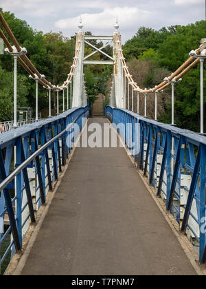 TEDDINGTON, SURREY, Großbritannien - 04. JULI 2018: Die Fußgängerbrücke über die Themse bei Teddington Lock Stockfoto