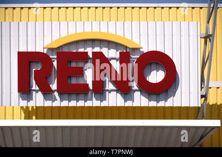 Pirmasens, Deutschland - 30 März 2019: Die moderne und farbenfrohe schrille äußeren Fassade aus Wellblech für ein Schuhgeschäft von Reno Schuh GmbH mit Logo Stockfoto