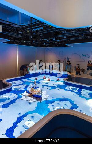 Dänemark, Nordjütland, Billund, Lego® Haus ist die Lego®-experimentellen Zentrum für die allgemeine Öffentlichkeit mit 25 Millionen Ziegel über 12.000 m2 in sechs Zonen verfügbar: die rote Zone zu kreativen Fähigkeiten gewidmet, die grüne Zone soziale Fähigkeiten zu entwickeln, die gelbe Zone emotionale Fähigkeiten zum Ausdruck zu bringen, hier die blaue Zone für das Erwachen der kognitiven Fähigkeiten, der monumentale Werke und der U-Bahn das historische Museum, Stockfoto