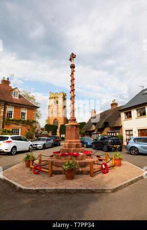 Dunchurch und Thurlaston Kriegerdenkmal auf dem Platz des Dorfes Dunchurch, in der Nähe von Rugby, Warwickshire, West Midlands, England Stockfoto