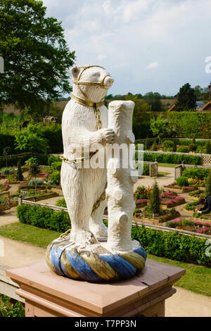 Der Bär und ausgefranster Personal, Emblem des Grafen von Leicester, mit Blick auf die ELISABETHANISCHE Garten, Schloss Kenilworth, Warwickshire. England Stockfoto