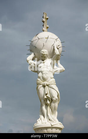 Die weißen Brunnen mit Atlas der Welt. Das elisabethanische Garten, Schloss Kenilworth, Warwickshire, England Stockfoto
